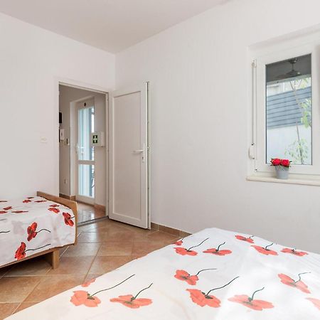 1 Bedroom Beautiful Apartment In Vrh Vrh  Екстер'єр фото