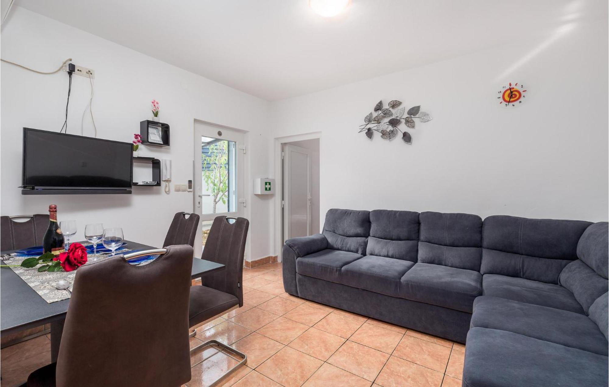 1 Bedroom Beautiful Apartment In Vrh Vrh  Екстер'єр фото