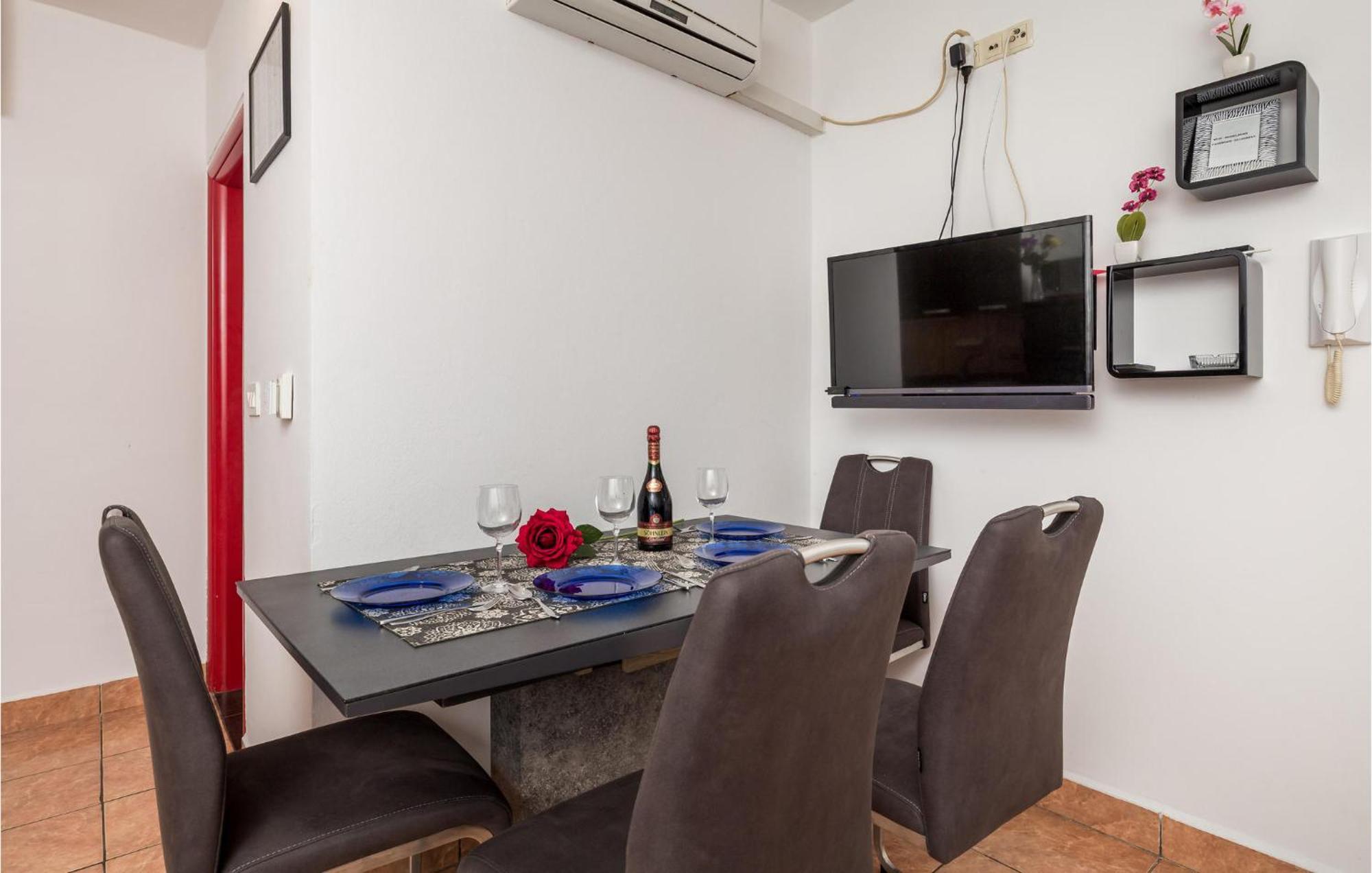1 Bedroom Beautiful Apartment In Vrh Vrh  Екстер'єр фото