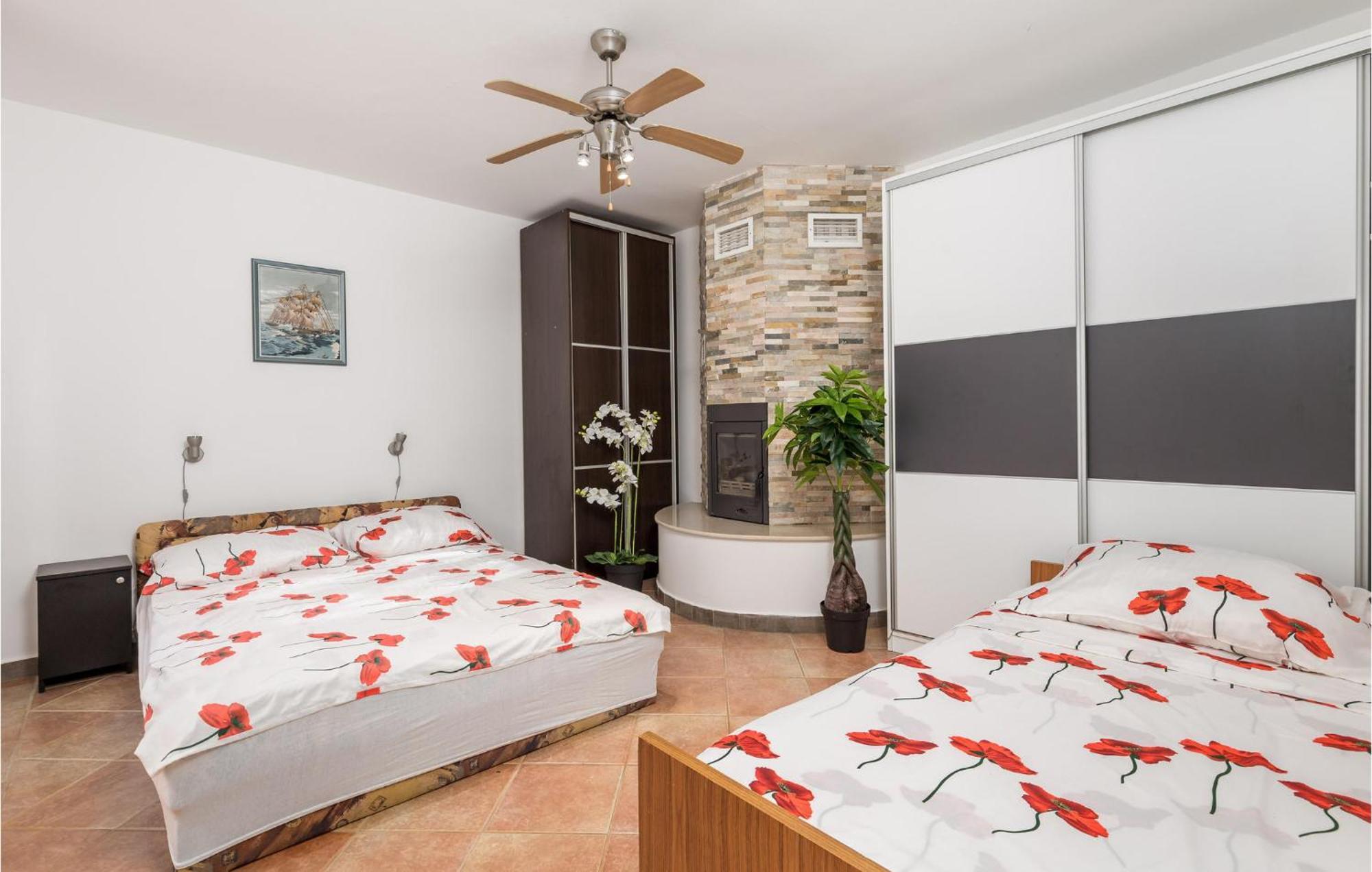 1 Bedroom Beautiful Apartment In Vrh Vrh  Екстер'єр фото