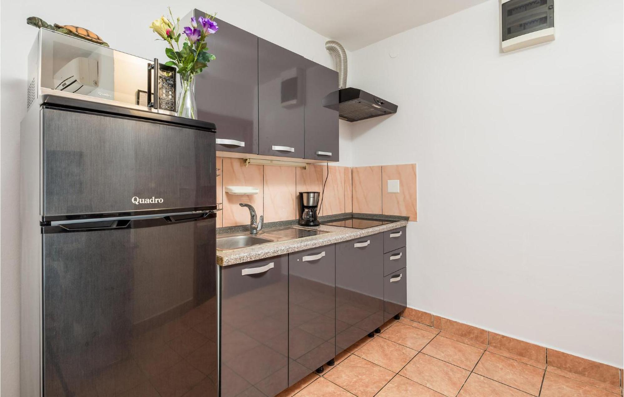 1 Bedroom Beautiful Apartment In Vrh Vrh  Екстер'єр фото